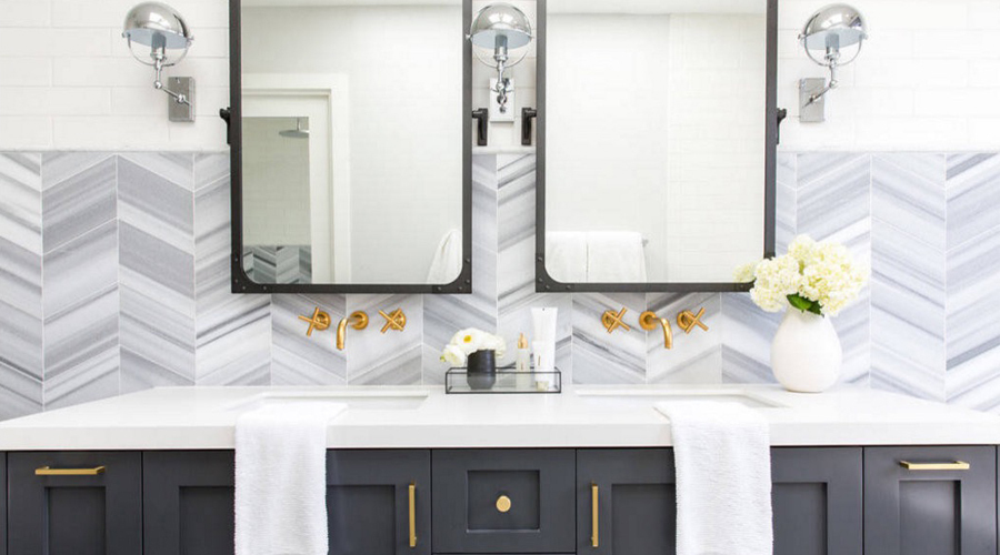 Bathroom with a chrome metal finish